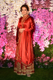 Dia Mirza feet photo thumbnail