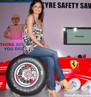Dia Mirza feet photo thumbnail