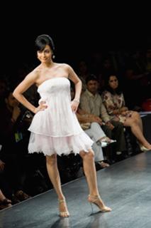 Dia Mirza feet photo thumbnail