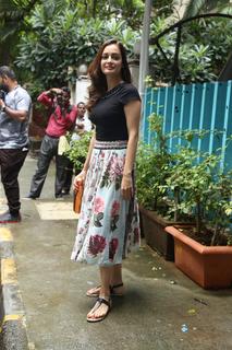 Dia Mirza feet photo thumbnail