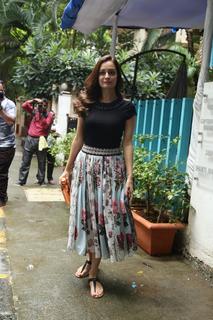 Dia Mirza feet photo thumbnail