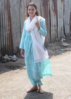 Dia Mirza feet photo thumbnail