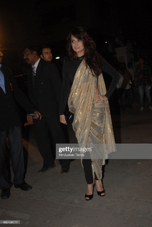Dia Mirza feet photo thumbnail