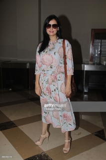 Dia Mirza feet photo thumbnail