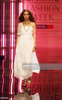 Dia Mirza feet photo thumbnail
