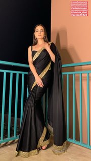 Dia Mirza feet photo thumbnail