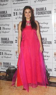 Dia Mirza feet photo thumbnail