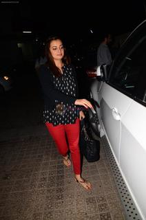 Dia Mirza feet photo thumbnail