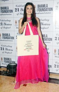 Dia Mirza feet photo thumbnail