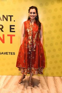 Dia Mirza feet photo thumbnail