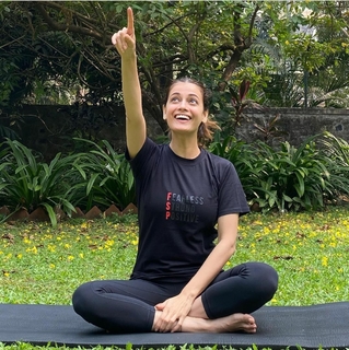 Dia Mirza feet photo thumbnail