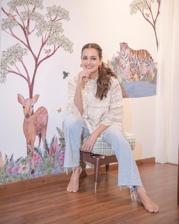 Dia Mirza feet photo thumbnail