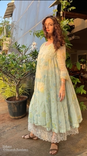Dia Mirza feet photo thumbnail