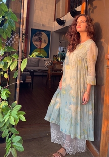 Dia Mirza feet photo thumbnail