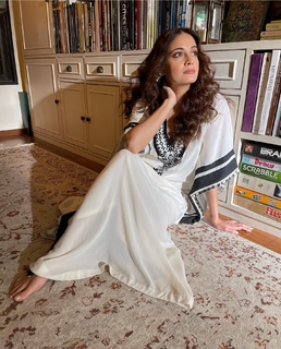 Dia Mirza feet photo thumbnail