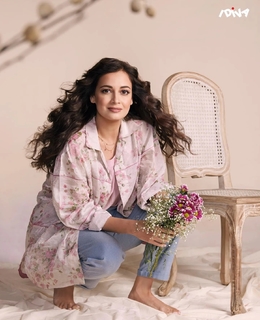 Dia Mirza feet photo thumbnail