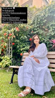 Dia Mirza feet photo thumbnail