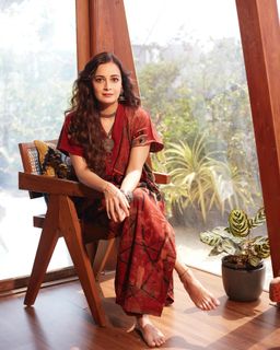 Dia Mirza feet photo thumbnail
