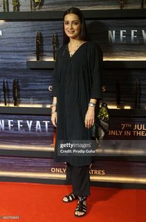 Dia Mirza feet photo thumbnail