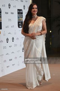 Dia Mirza feet photo thumbnail