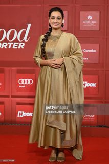 Dia Mirza feet photo thumbnail