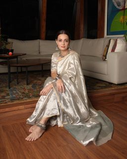 Dia Mirza feet photo thumbnail