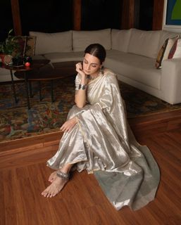 Dia Mirza feet photo thumbnail