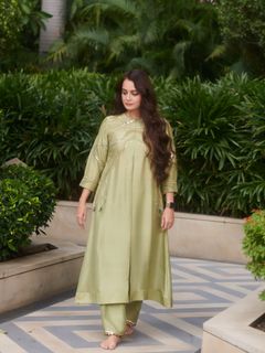 Dia Mirza feet photo thumbnail