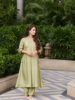 Dia Mirza feet photo thumbnail