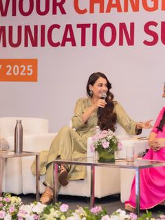 Dia Mirza feet photo thumbnail