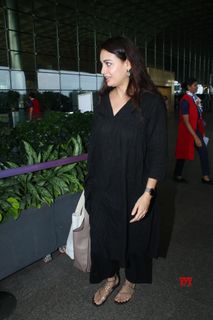 Dia Mirza feet photo thumbnail