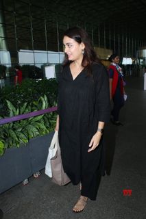 Dia Mirza feet photo thumbnail
