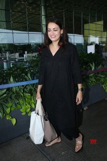Dia Mirza feet photo thumbnail