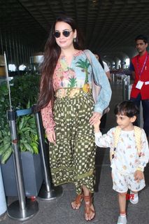 Dia Mirza feet photo thumbnail