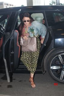 Dia Mirza feet photo thumbnail