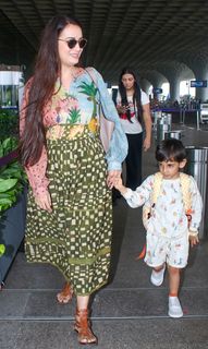 Dia Mirza feet photo thumbnail