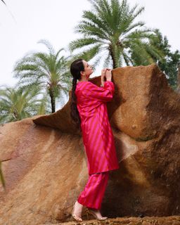 Dia Mirza feet photo thumbnail