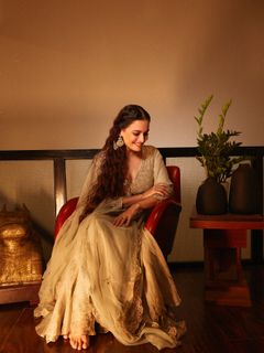Dia Mirza feet photo thumbnail