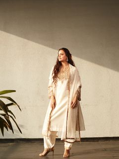 Dia Mirza feet photo thumbnail