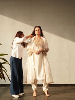 Dia Mirza feet photo thumbnail