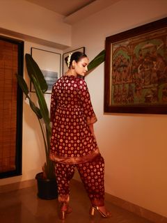 Dia Mirza feet photo thumbnail