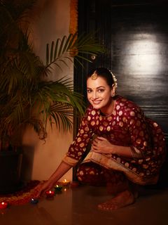 Dia Mirza feet photo thumbnail