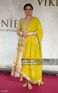 Dia Mirza feet photo thumbnail