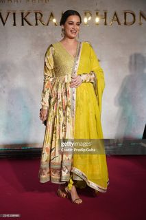 Dia Mirza feet photo thumbnail