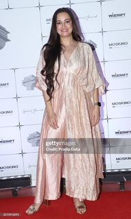 Dia Mirza feet photo 9