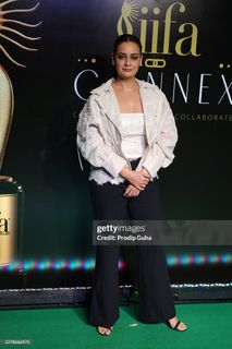 Dia Mirza feet photo 8