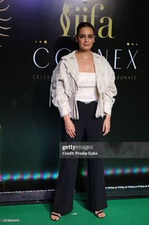 Dia Mirza feet photo 7