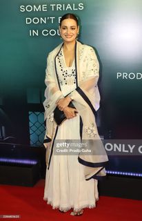 Dia Mirza feet photo 2