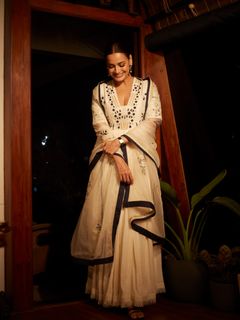 Dia Mirza feet photo 1