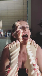 Diana Del Bufalo feet photo thumbnail